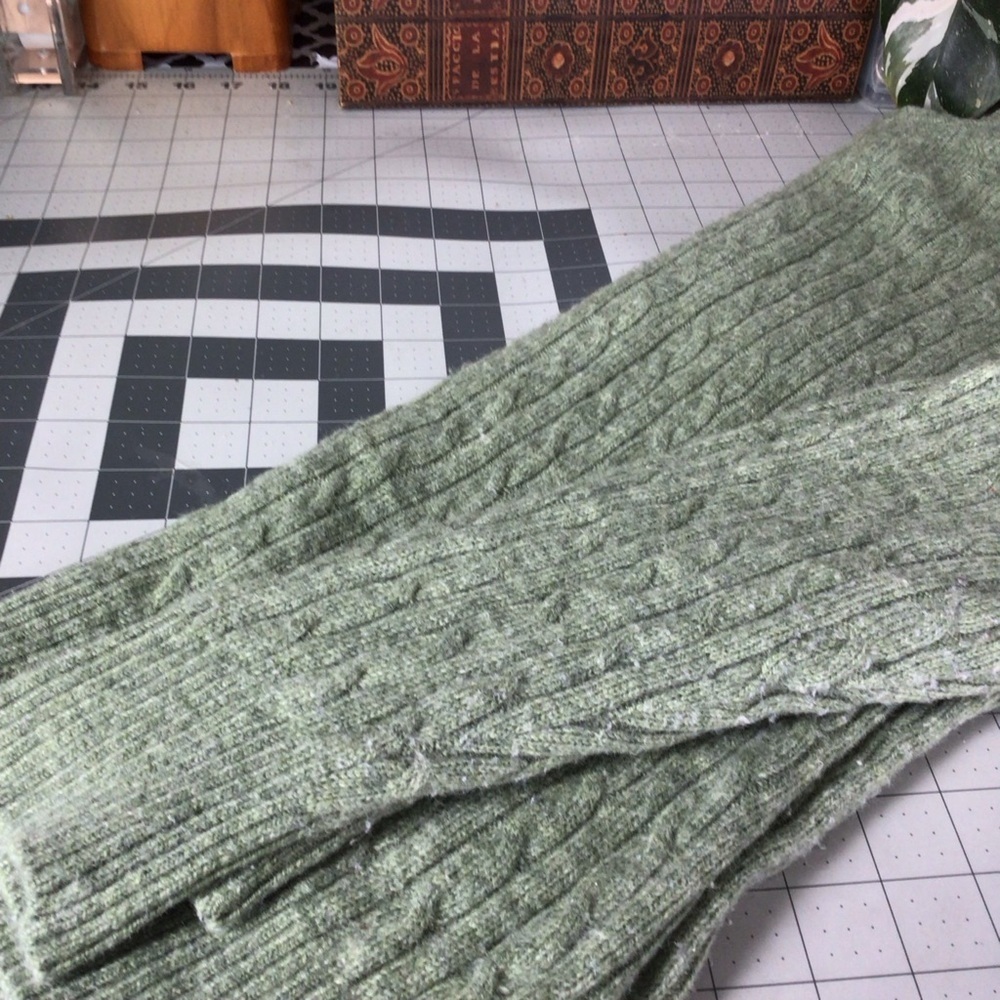 LL Bean Women's 80% Lambs Wool Cable Sweater Crewneck Green  Knit Sweater - Picture 3 of 11
